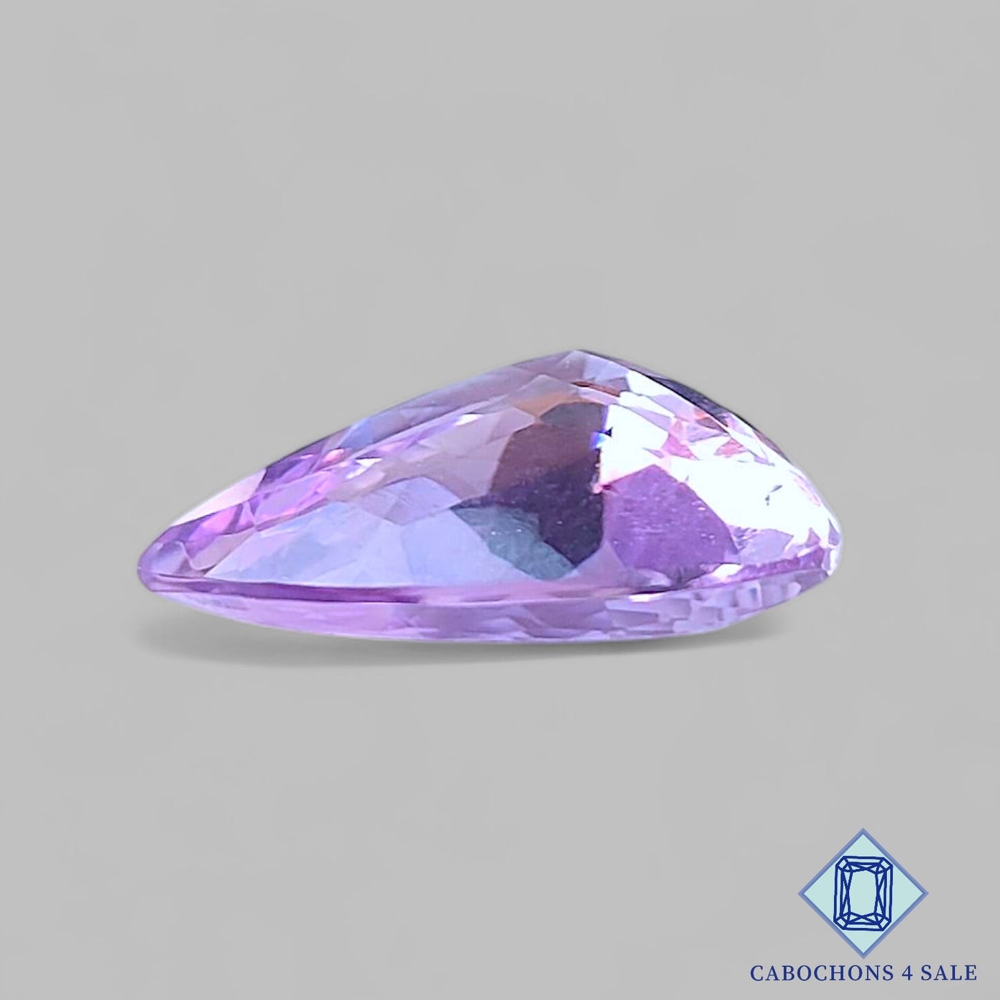 Piedra preciosa de amatista natural con corte triangular facetado de 20 x 20 x 7 mm, procedente de Brasil, disponible para la venta.