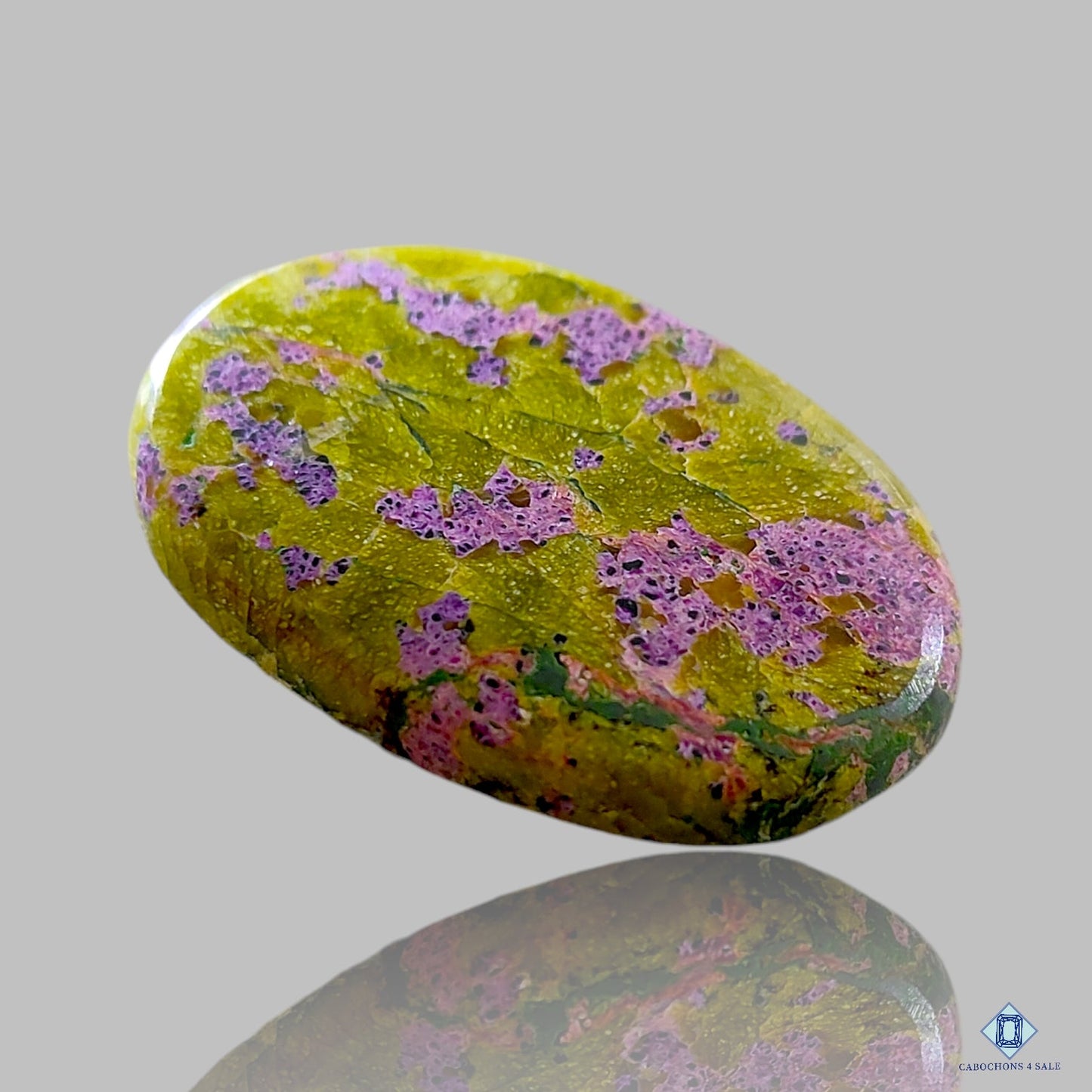 Cabujones ovalados de atlantisita