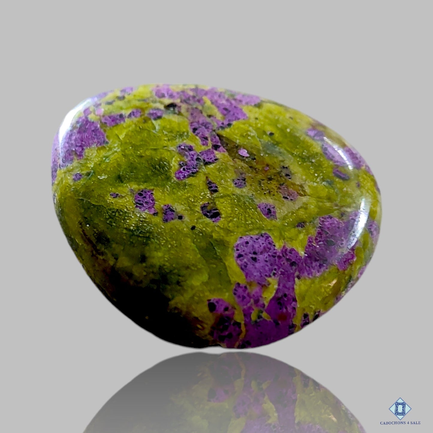 Cabujones de pera de atlantisita