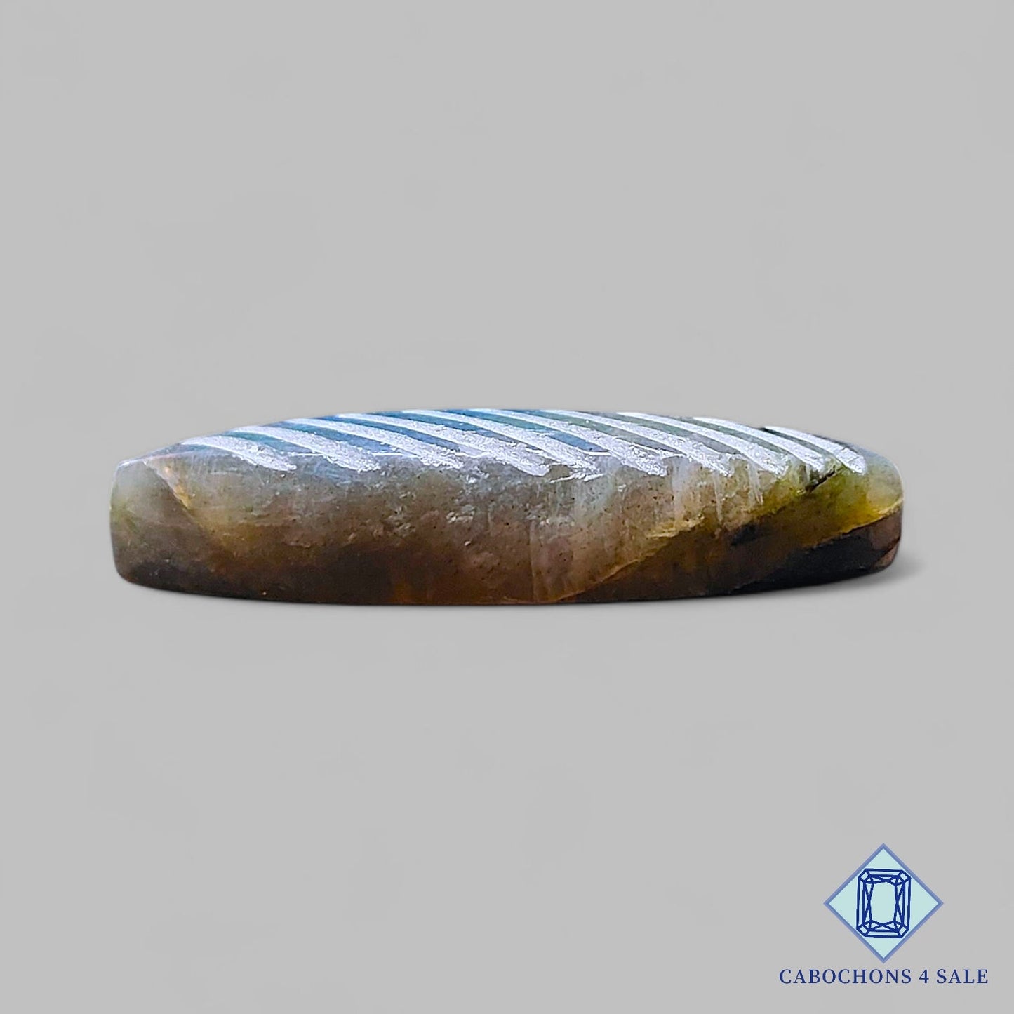 Labradorita azul natural tallada en marquesa de 37 x 12 x 7 mm de Madagascar, disponible para la venta.