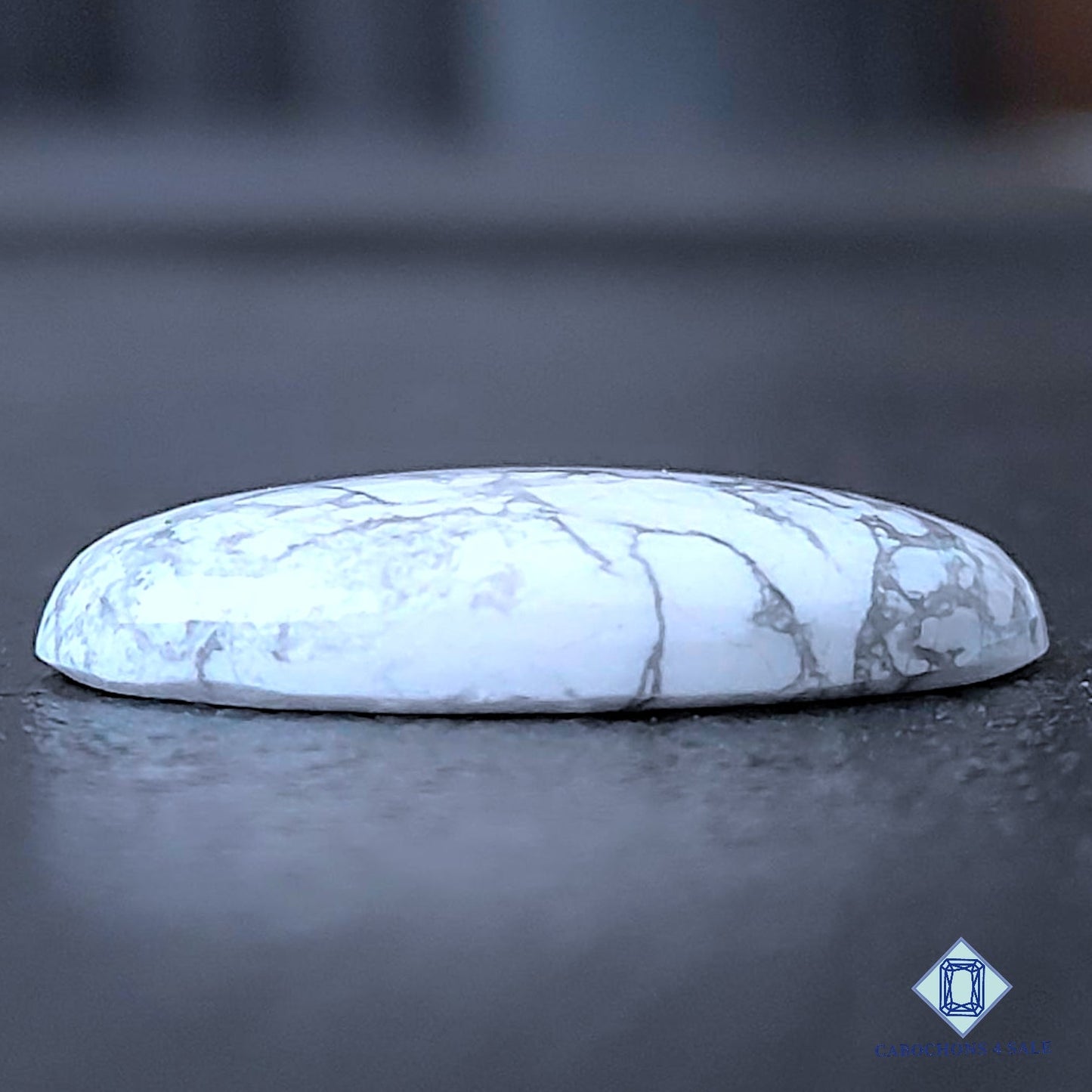 Cabujones ovalados de howlita natural de 29 x 19 x 5 mm, procedentes de California, disponibles para la venta.