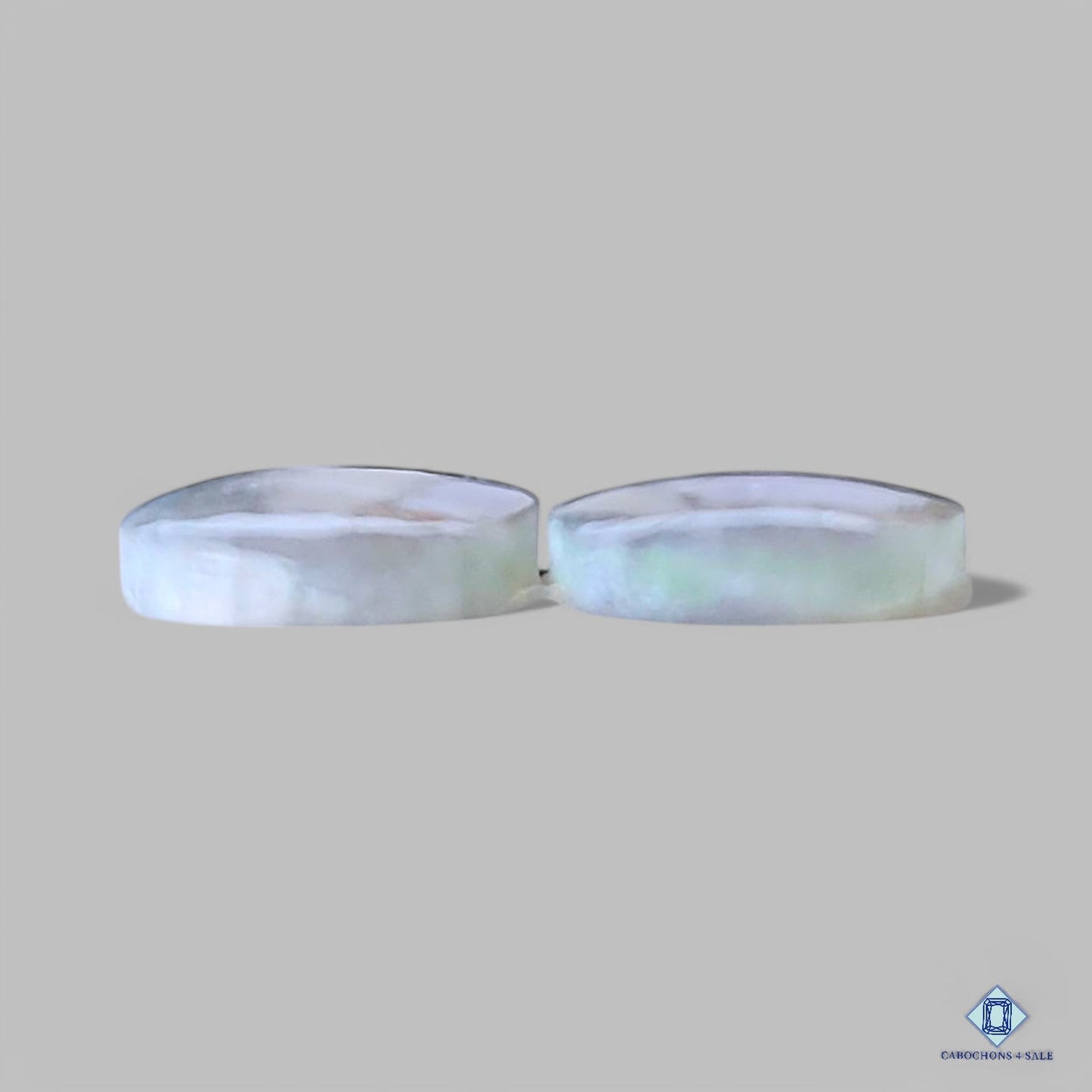 Labradorita azul natural en pares ovalados de 18 x 10 x 3 mm, procedente de Canadá. Disponible para la venta.