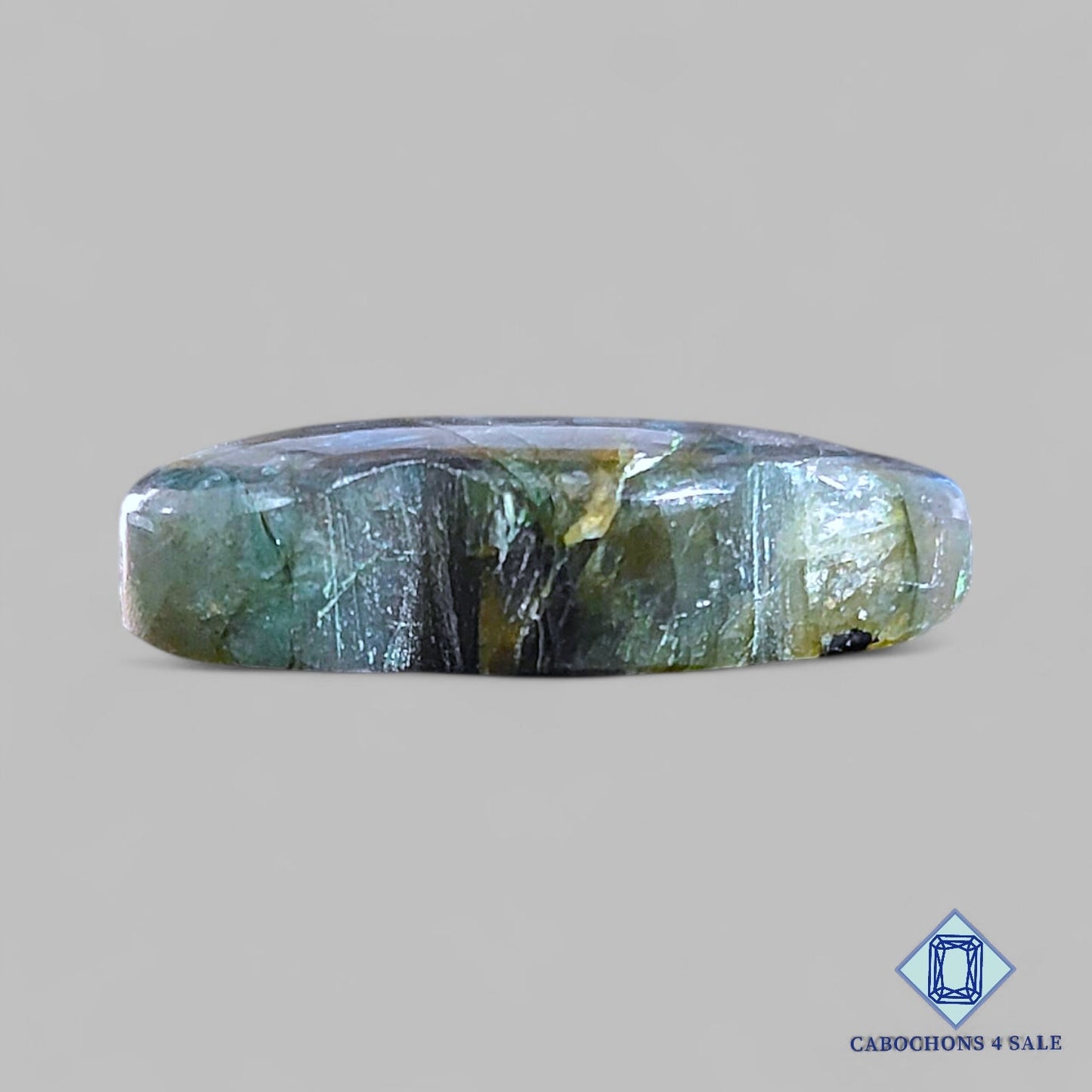 Labradorita natural tallada a mano de Madagascar, 23 x 18 x 7 mm, disponible para la venta.