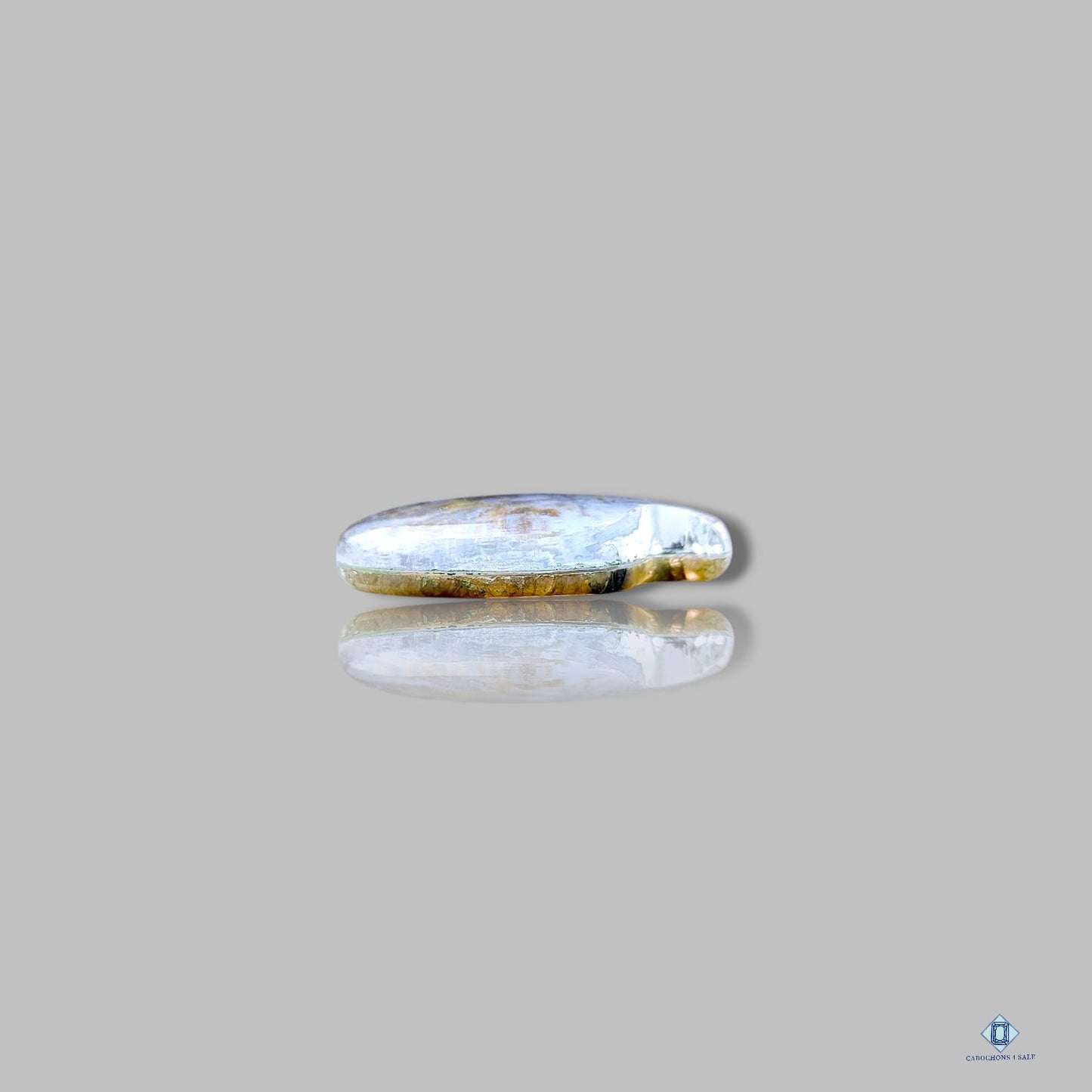 Tallas de fantasía de dobletes recubiertos de labradorita verde