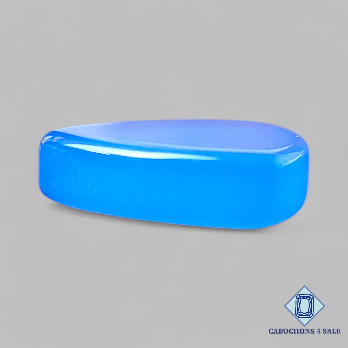 Cabujones triangulares de calcedonia lavanda natural de 18 x 18 x 5 mm, de Indonesia, disponibles para la venta.