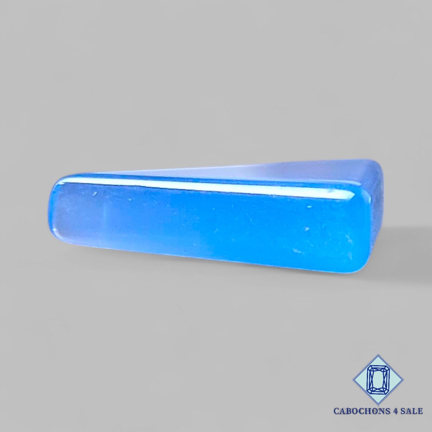 Cabujones triangulares de calcedonia lavanda natural de 19 x 15 x 5 mm, de Indonesia, disponibles para la venta.