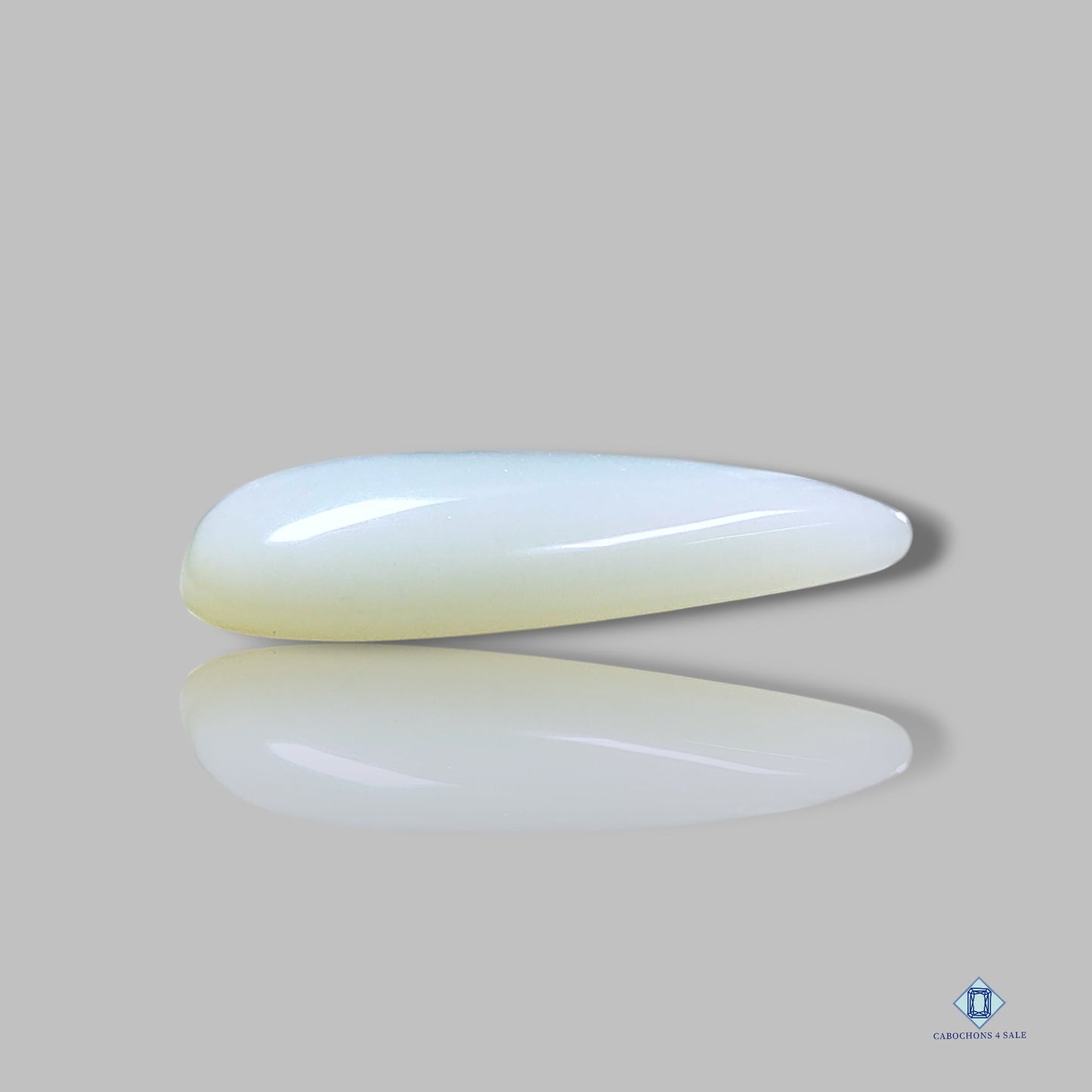 Cabujones de pera de piedra lunar blanca de Madrás