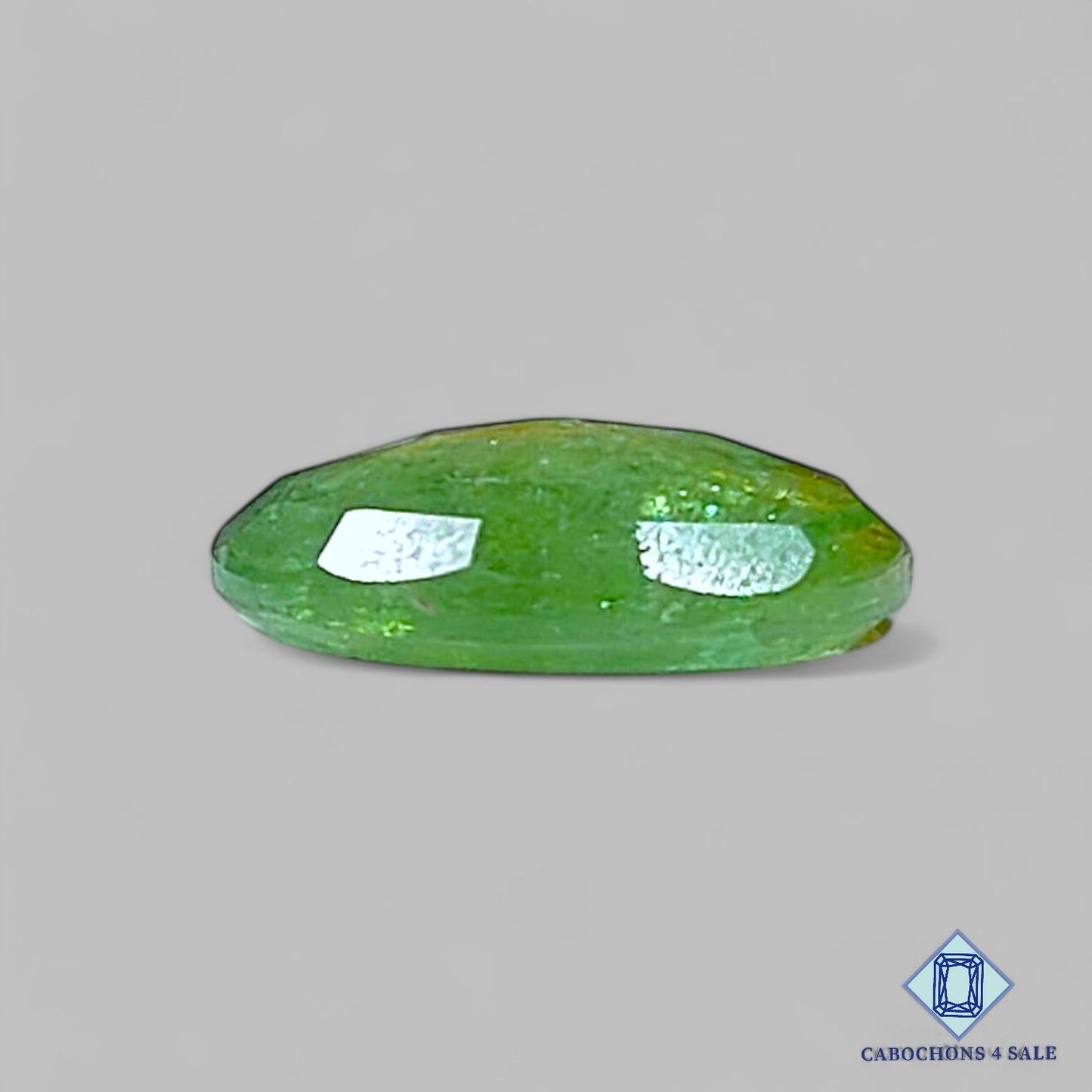 Piedra preciosa de cianita menta natural de corte ovalado rosa de 12 x 10 x 3 mm procedente de Brasil, disponible para la venta.