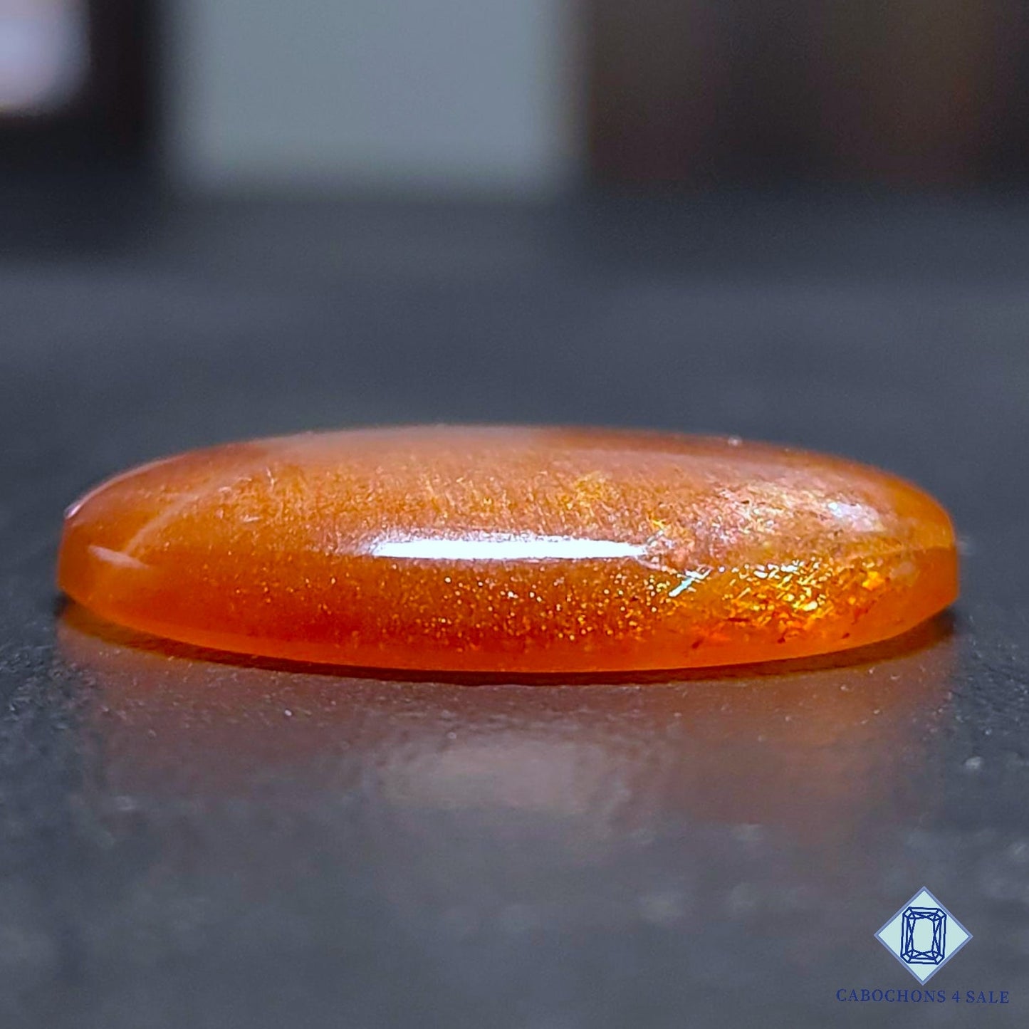 Cabujones redondos de piedra lunar melocotón natural con piedra solar de 32 x 6 mm de Madagascar, disponibles para la venta.