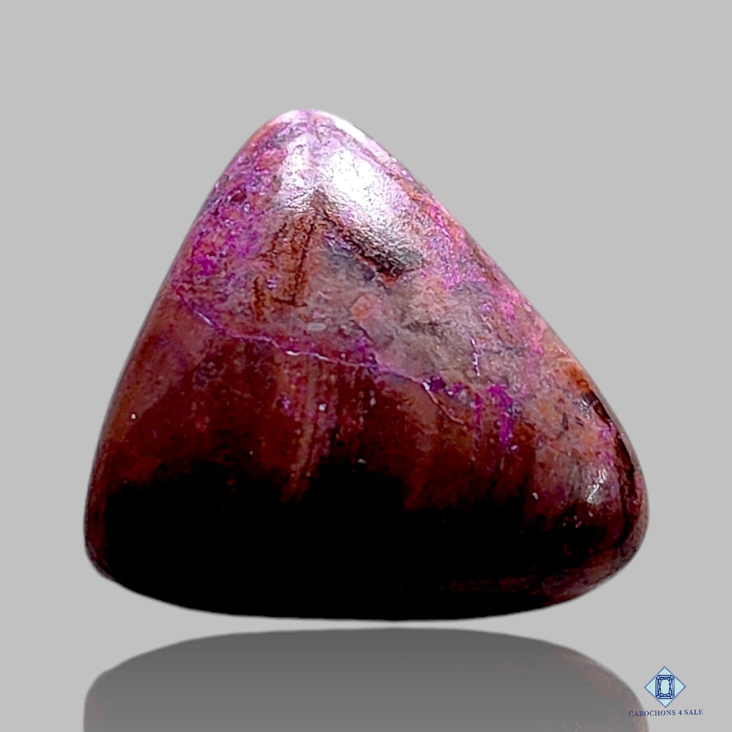 Cabujones de rubíes pulidos en forma de trillón