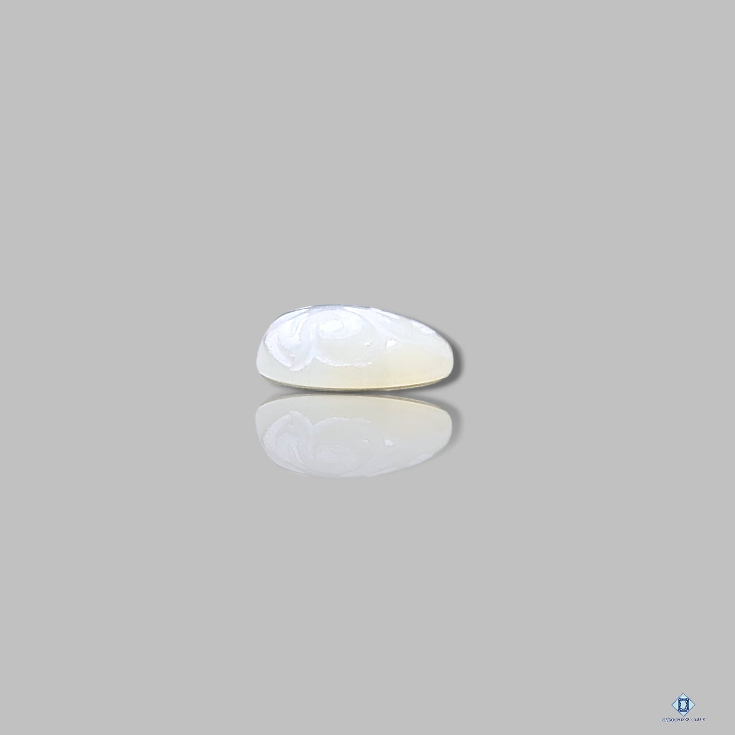 Tallas de pera de piedra lunar de Madrás blanca