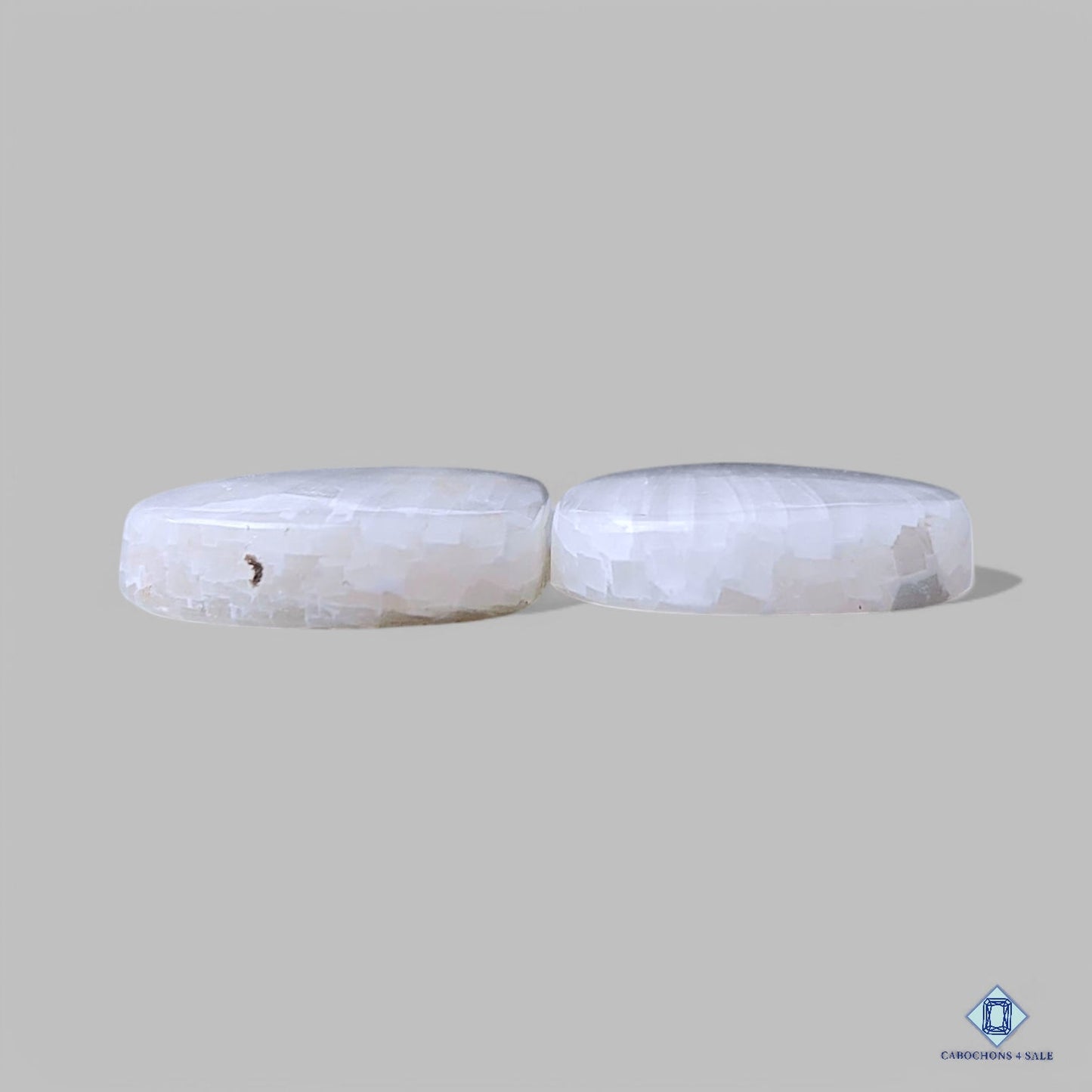 Pares de piedras preciosas de escolecita blanca natural en forma de pera de 27 x 17 x 5 mm, procedentes de la India, disponibles para la venta.