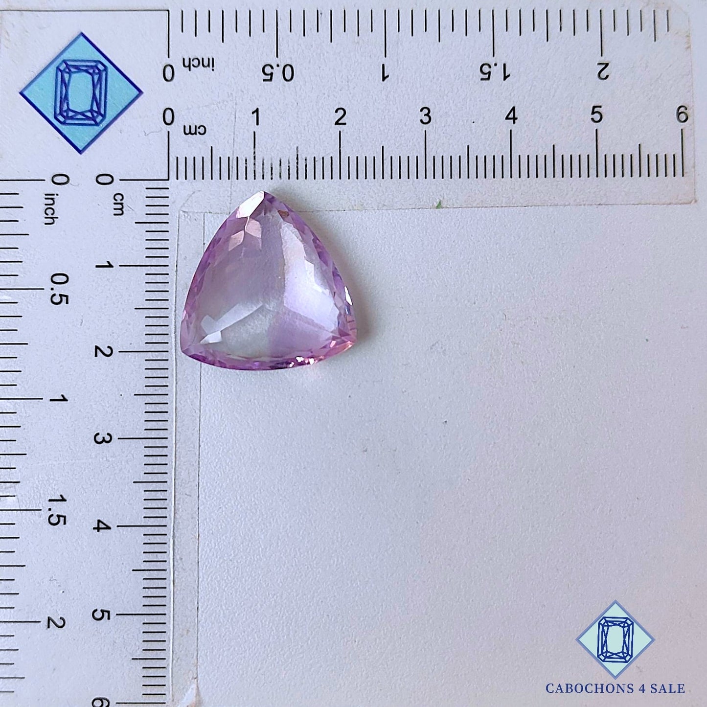 Piedra preciosa de amatista natural con corte triangular facetado de 20 x 20 x 7 mm, procedente de Brasil, disponible para la venta.