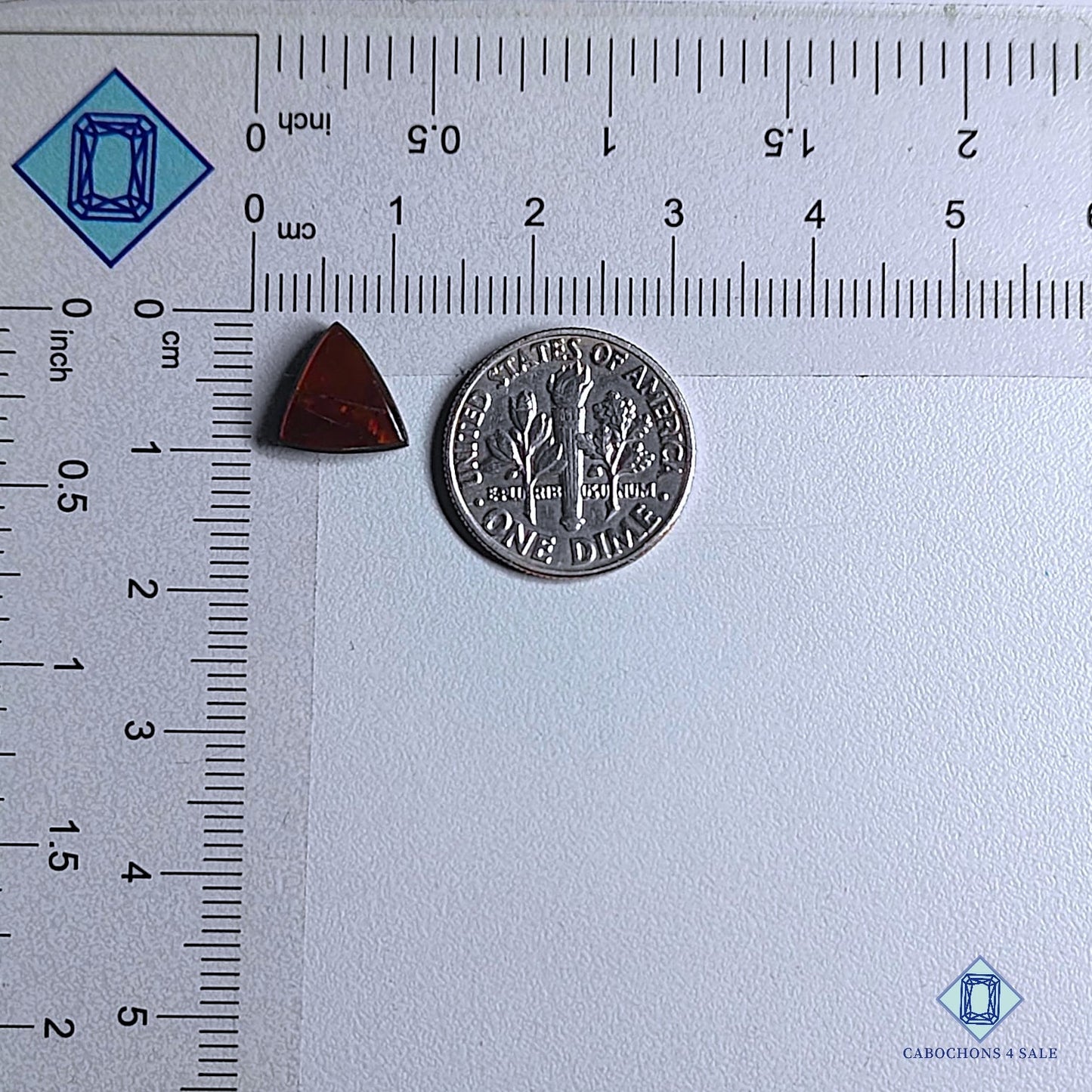 Cabujones triangulares de piedra preciosa de ammolita natural de 9 x 9 x 3 mm, disponibles para la venta en Canadá.
