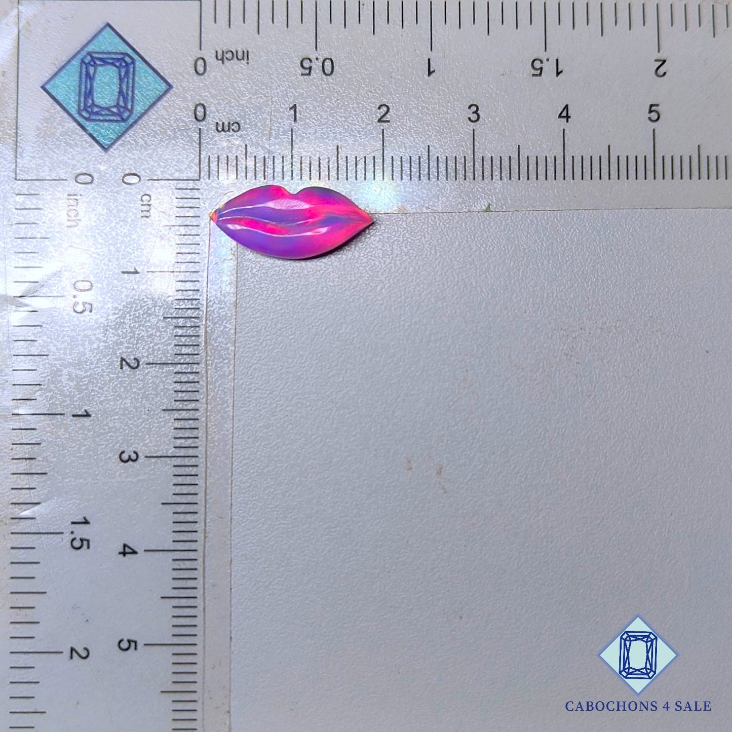 Piedra preciosa de ópalo Aurora natural tallada a mano de 17 x 7 x 3 mm, procedente de Australia, disponible para la venta.