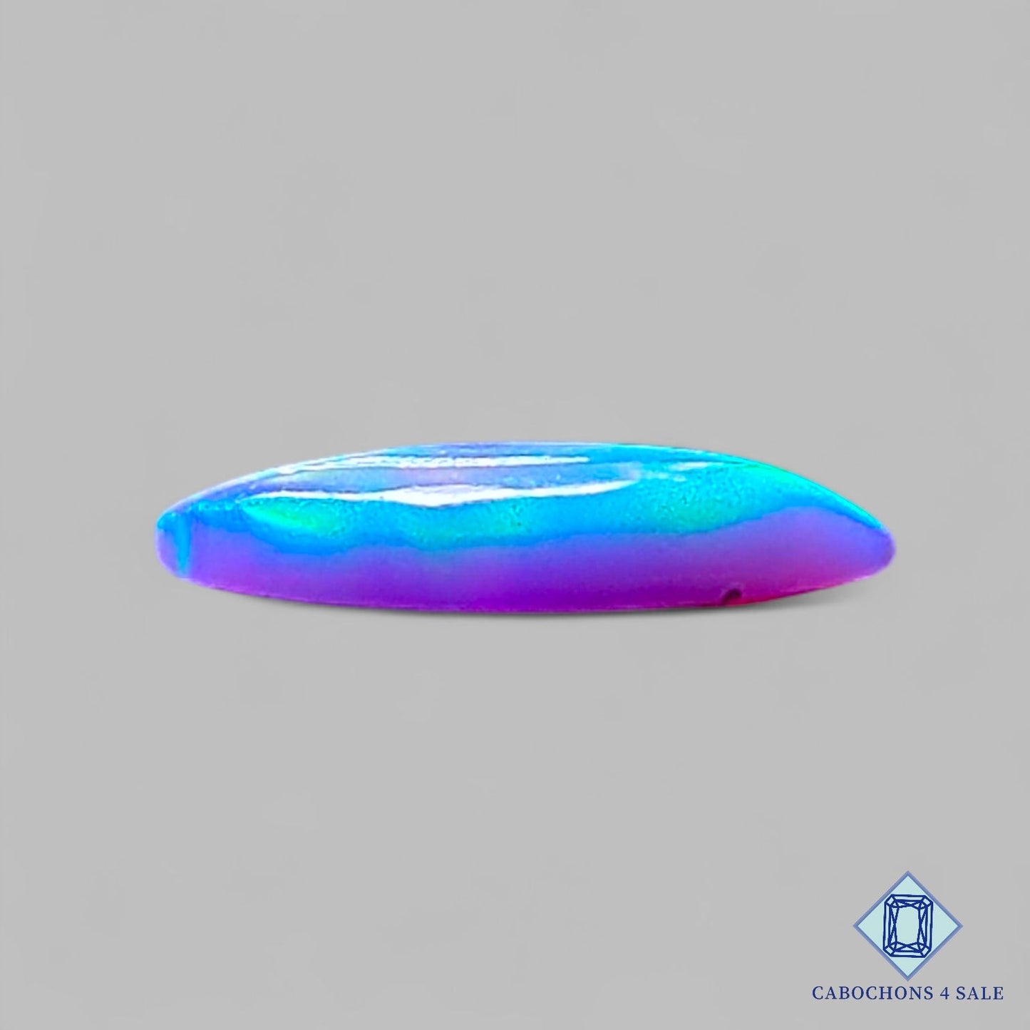 Piedra preciosa de ópalo Aurora natural tallada a mano de 17 x 7 x 3 mm, procedente de Australia, disponible para la venta.