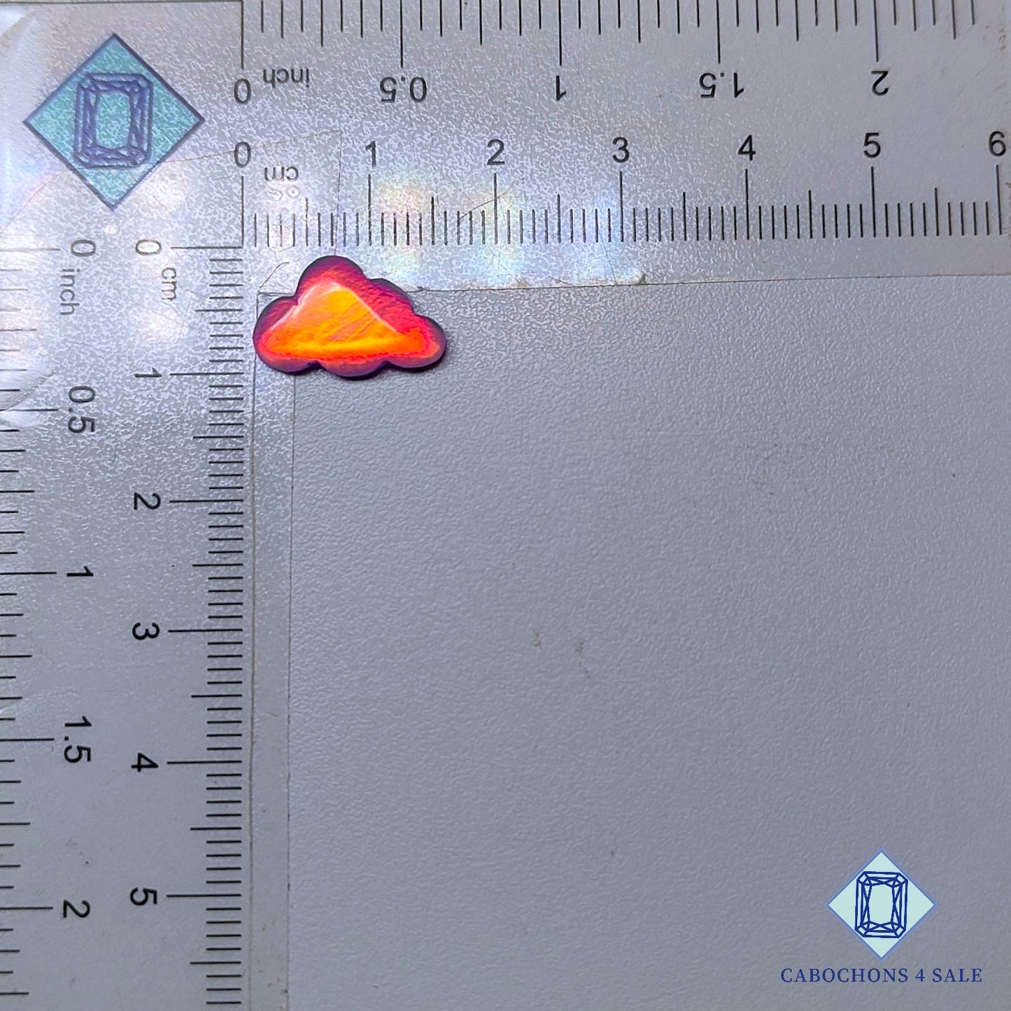 Piedra preciosa de ópalo Aurora natural tallada a mano de 15 x 9 x 2 mm, procedente de Australia, disponible para la venta.