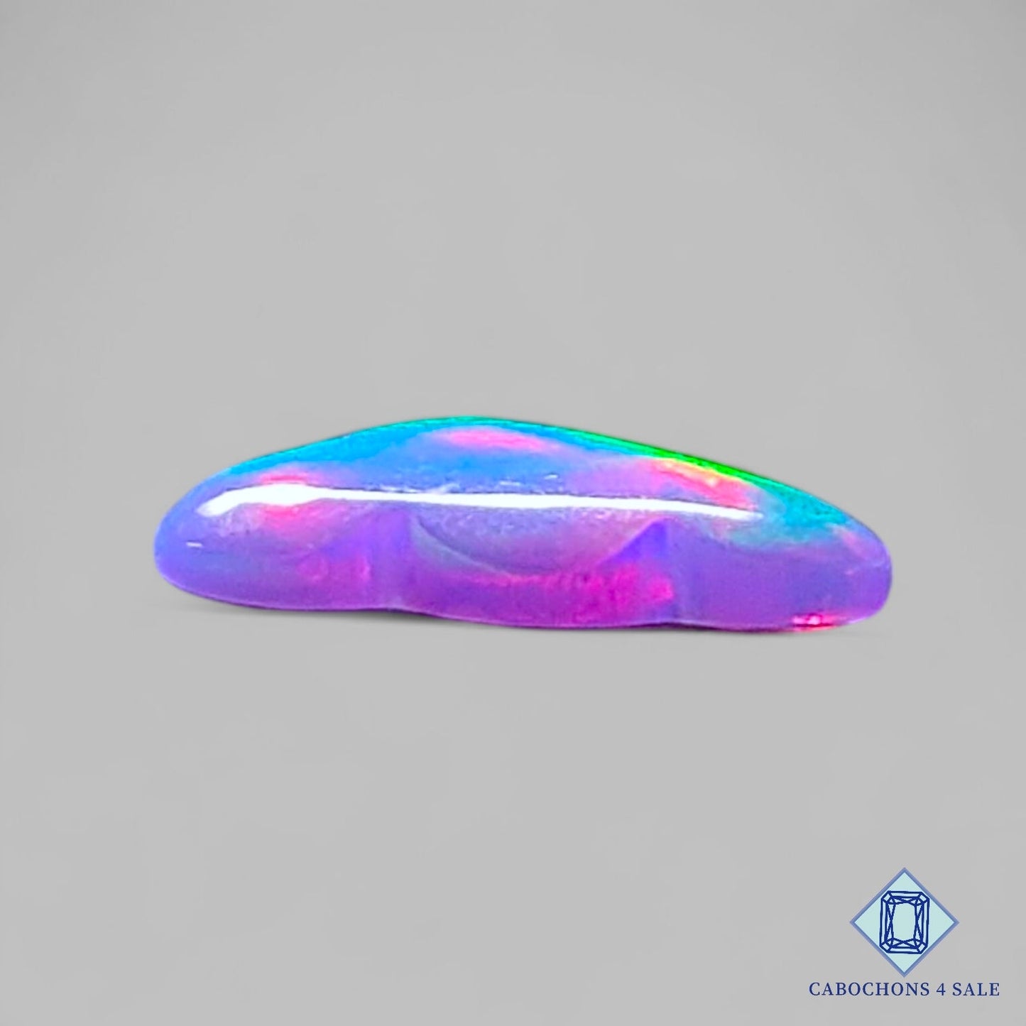 Piedra preciosa de ópalo Aurora natural tallada a mano de 15 x 9 x 2 mm, procedente de Australia, disponible para la venta.