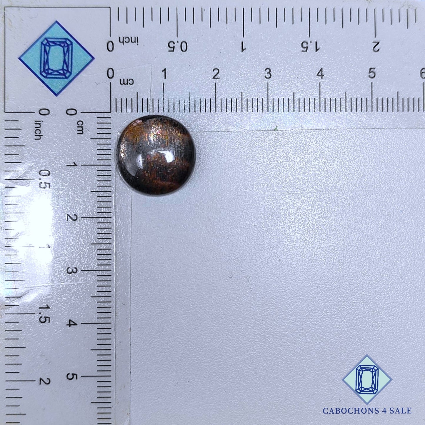 Cabujones redondos de piedra solar con enrejado arcoíris de lluvia de meteoritos negros