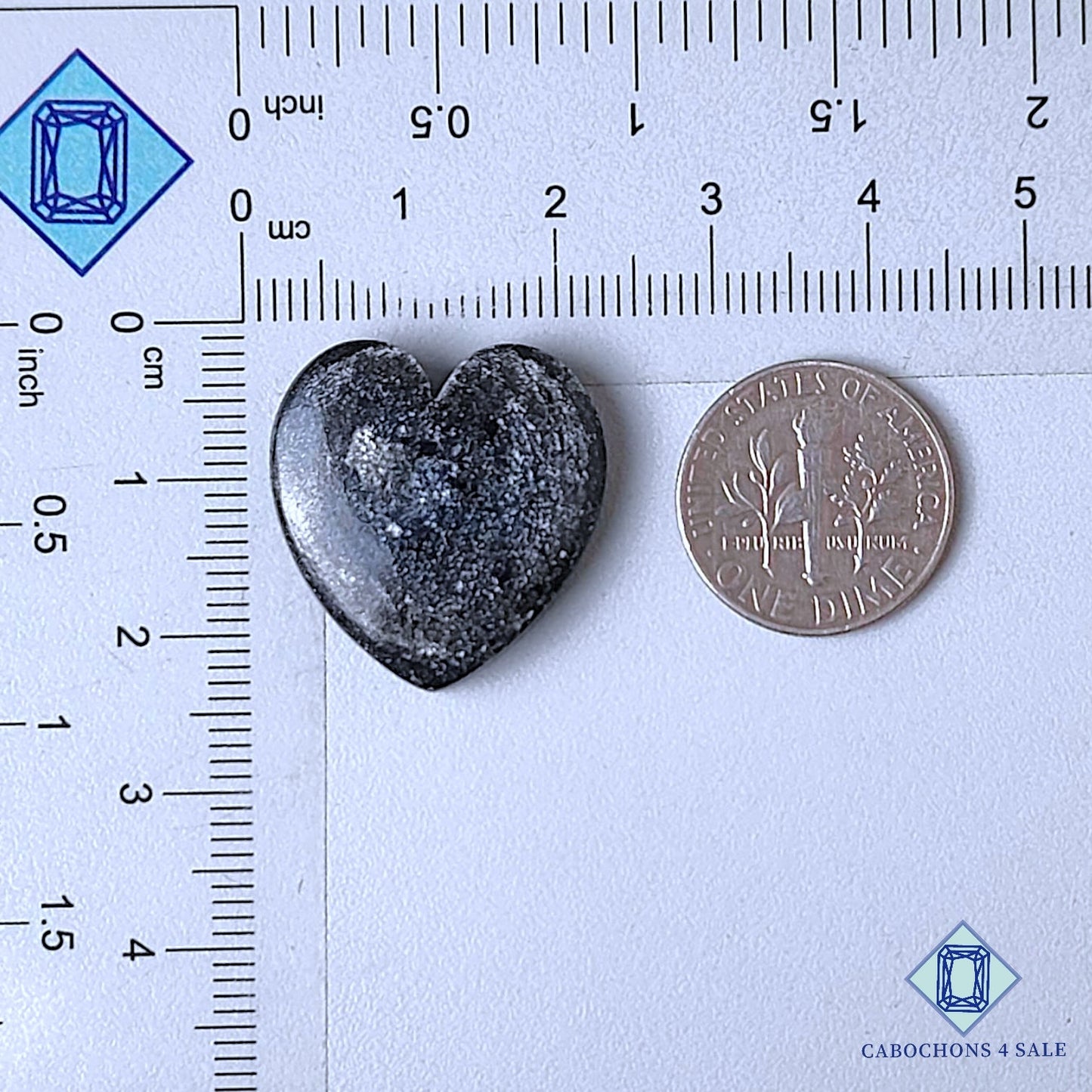 Tallas de corazón de piedra preciosa de mica negra natural de 22 x 21 x 5 mm de la India, disponibles para la venta.