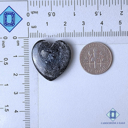 Tallas de corazón de piedra preciosa de mica negra natural de 22 x 21 x 5 mm de la India, disponibles para la venta.