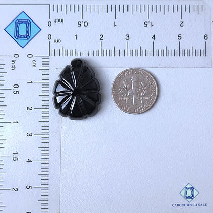 Tallas de pera de piedra preciosa de ónix negro natural de 24 x 19 x 6 mm de Brasil, disponibles para la venta.