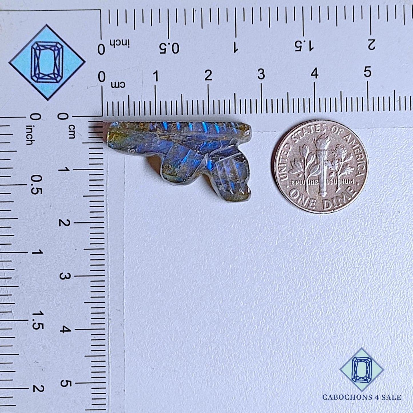 Labradorita azul natural tallada a mano, 27 x 15 x 6 mm, de Madagascar, disponible para la venta.