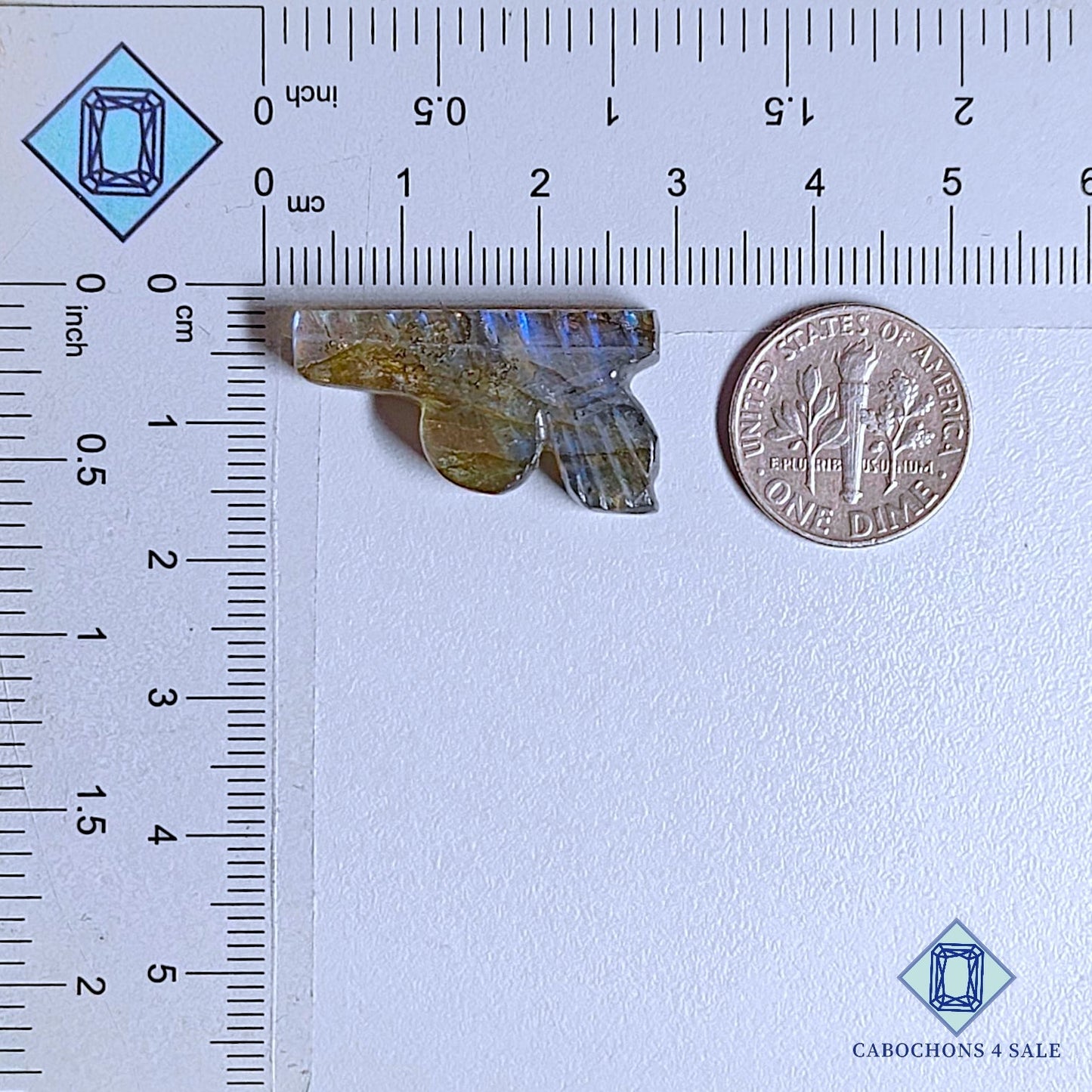 Labradorita natural multicolor tallada a mano de Madagascar, 26 x 15 x 5 mm, disponible para la venta.