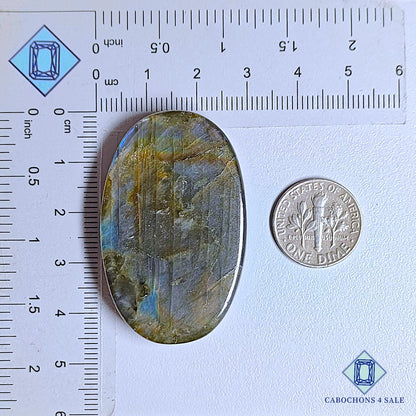 Cabujones ovalados de labradorita multicolor natural de 45 x 28 x 7 mm de Madagascar disponibles para la venta.