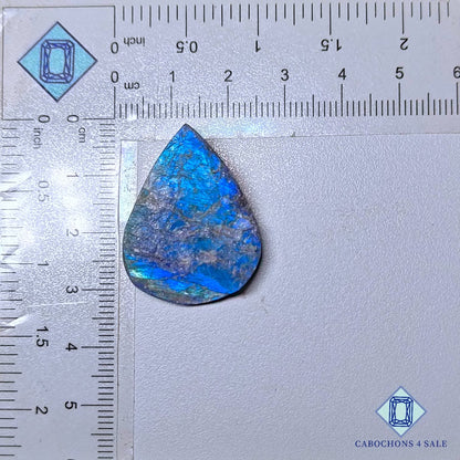 Labradorita azul natural en forma de pera drusa de 30 x 23 x 6 mm, procedente de Madagascar. Disponible para la venta.