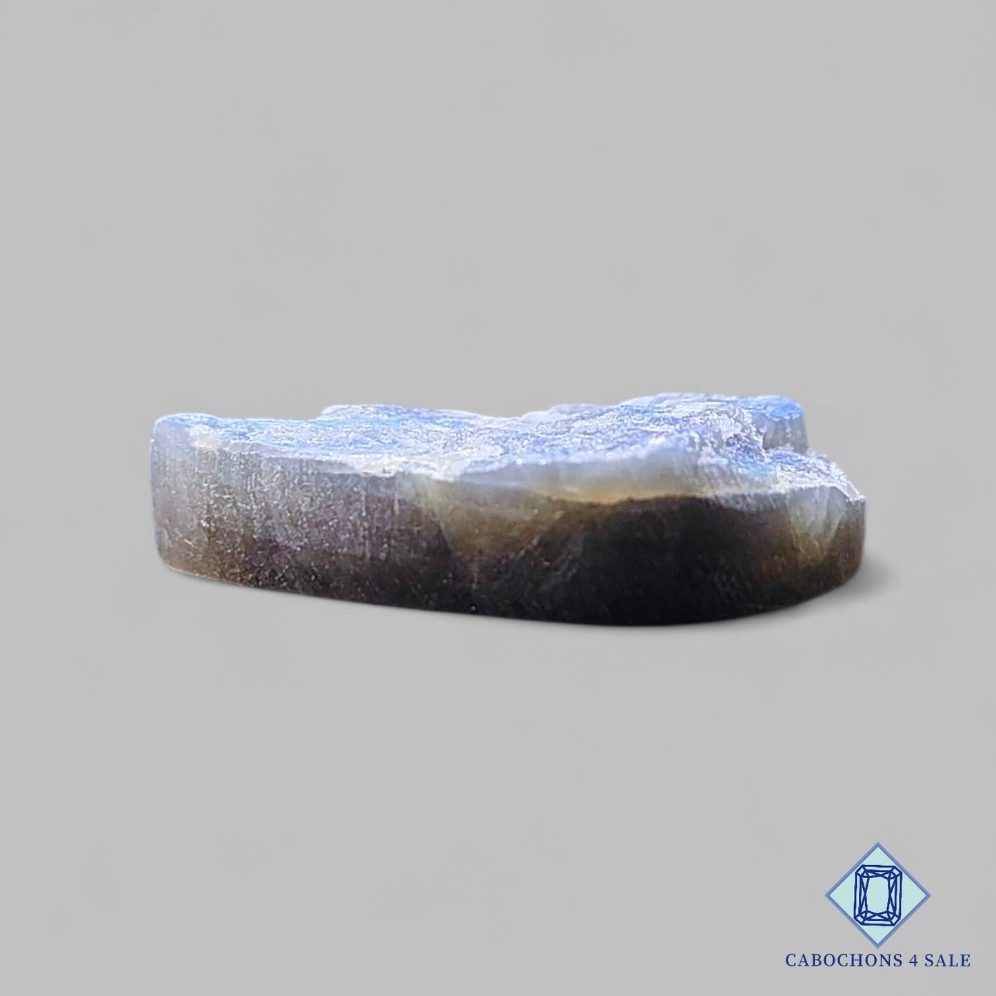 Labradorita azul natural en forma de pera drusa de 30 x 23 x 6 mm, procedente de Madagascar. Disponible para la venta.