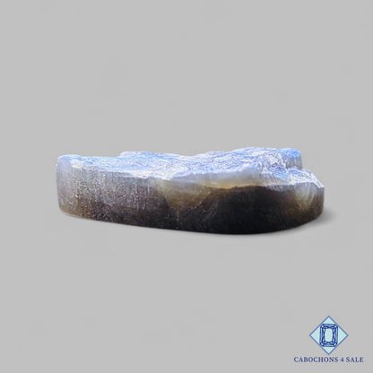 Labradorita azul natural en forma de pera drusa de 30 x 23 x 6 mm, procedente de Madagascar. Disponible para la venta.