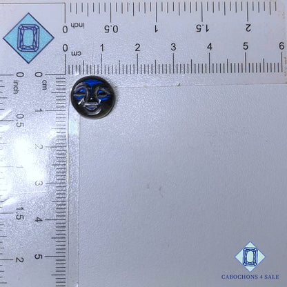 Labradorita azul natural tallada en forma de piedra redonda de 12 x 5 mm de Madagascar, disponible para la venta.