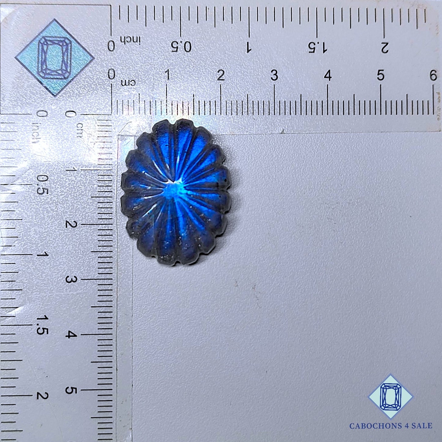 Labradorita azul natural tallada en forma ovalada de 26 x 20 x 7 mm de Madagascar, disponible para la venta.