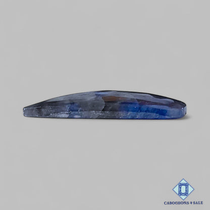 Zafiro azul natural de talla rosa elegante de 24 x 17 x 3 mm, procedente de Myanmar. Disponible para la venta.