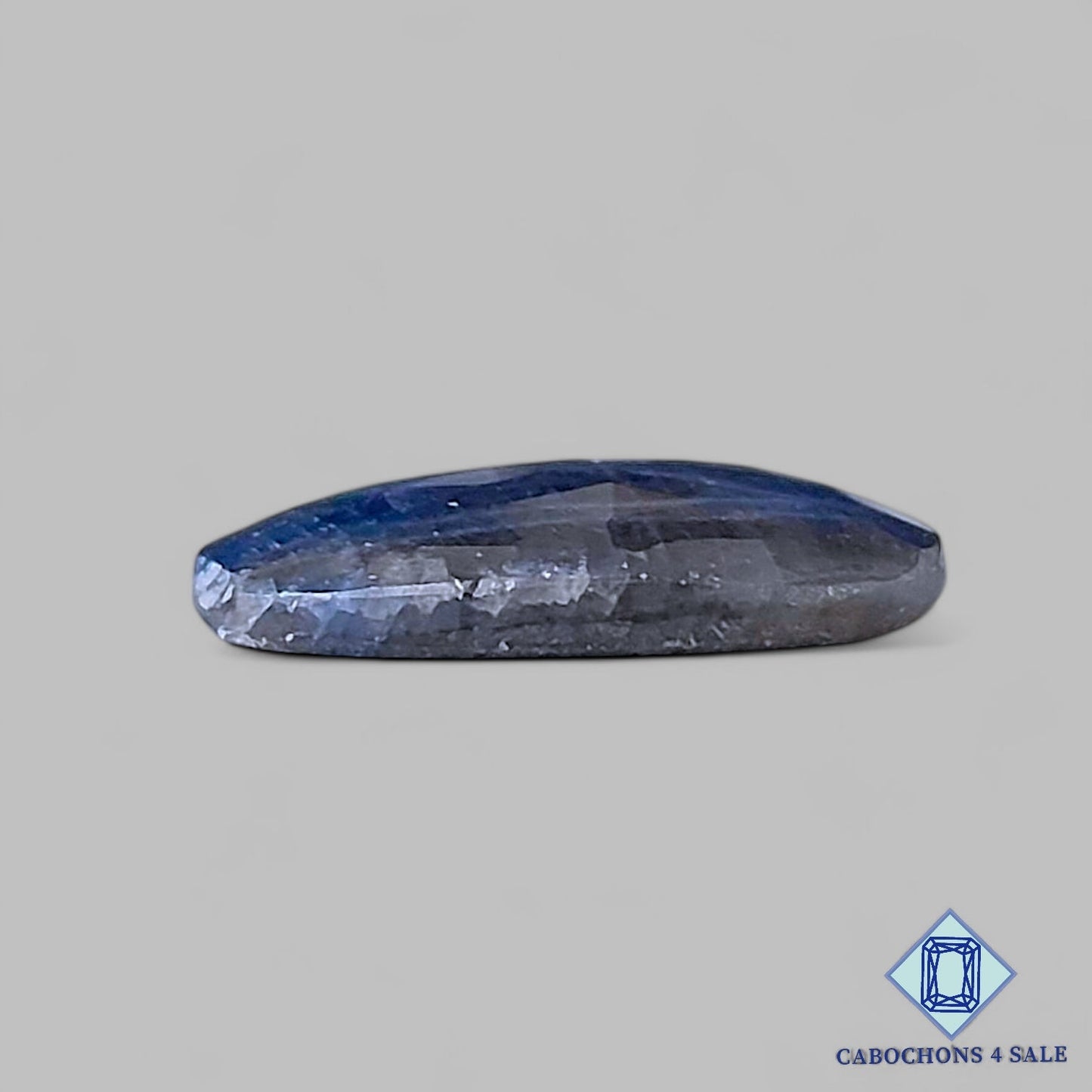 Zafiro azul natural de talla rosa elegante de 22 x 20 x 4 mm, procedente de Myanmar. Disponible para la venta.