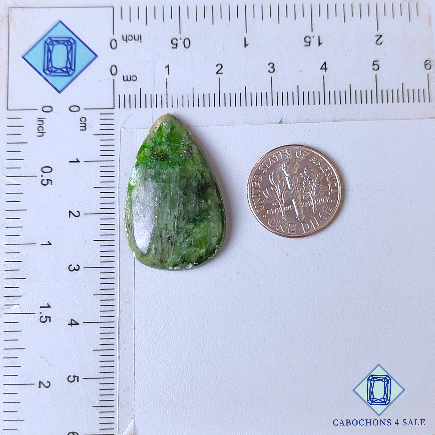 Cabujones de diópsido en forma de pera