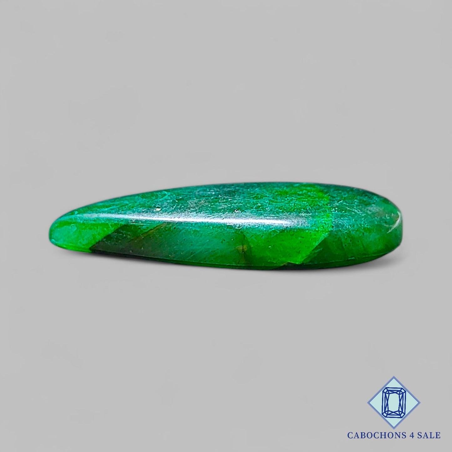 Cabujones de pera de piedra preciosa de labradorita teñida de verde de 34 x 21 x 5 mm disponibles para la venta