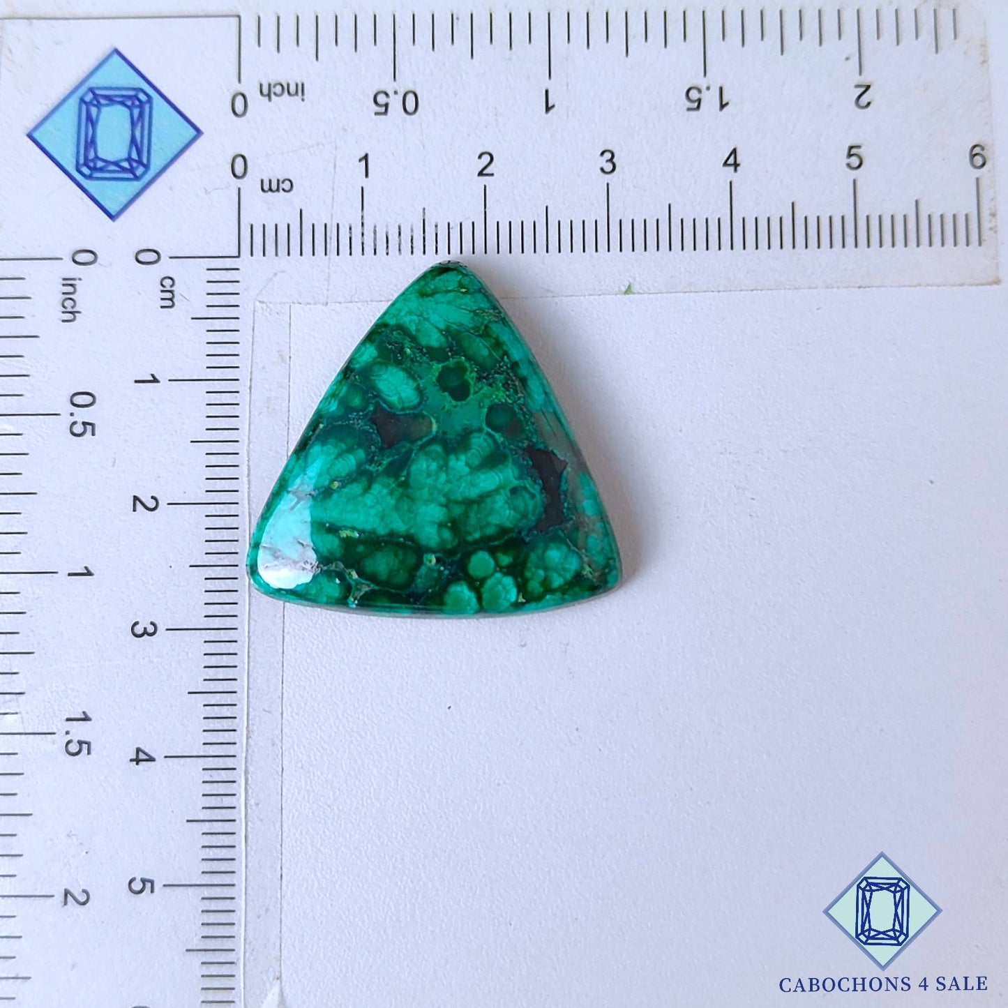 Cabujones triangulares de malaquita de bosque natural de 29 x 28 x 5 mm, de la República Democrática del Congo, disponibles para la venta.