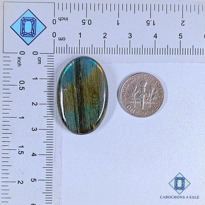 Cabujones ovalados de labradorita multicolor natural de 31 x 20 x 5 mm de Madagascar disponibles para la venta.