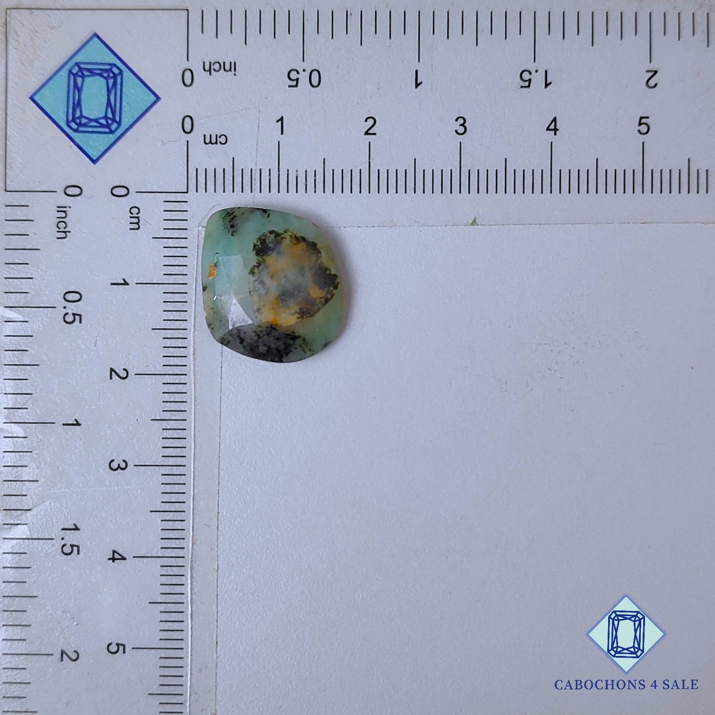 Zafiro verde natural de talla rosa elegante de 16 x 15 x 4 mm, procedente de Myanmar. Disponible para la venta.