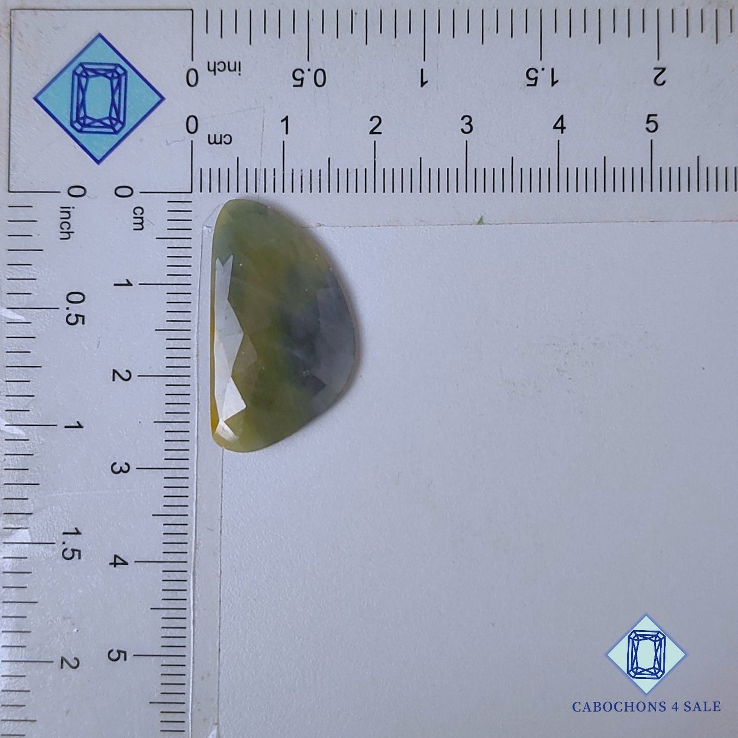 Zafiro verde natural de talla rosa elegante de 27 x 15 x 3 mm, procedente de Myanmar. Disponible para la venta.