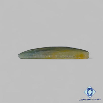 Zafiro verde natural de talla rosa elegante de 27 x 15 x 3 mm, procedente de Myanmar. Disponible para la venta.