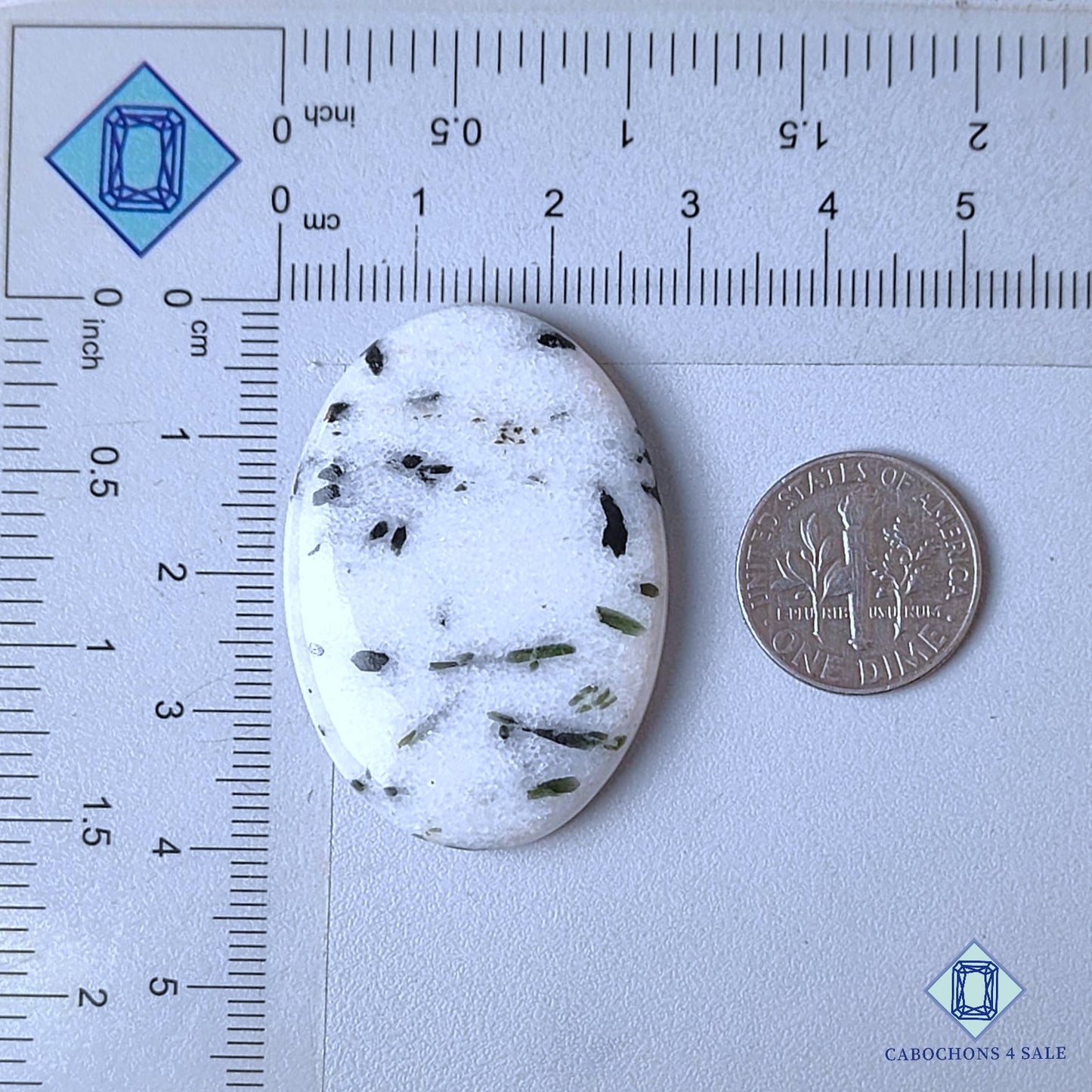 Cabujones ovalados de turmalina verde natural de 39 x 28 x 5 mm, de Brasil, disponibles para la venta.