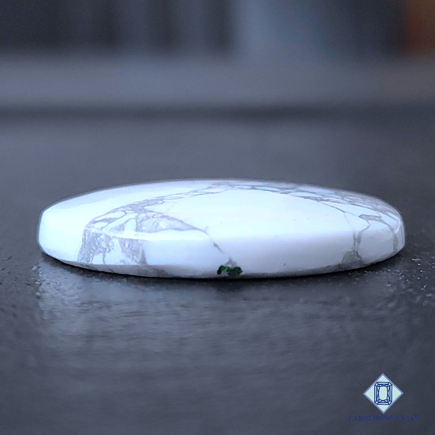 Cabujones redondos de howlita natural de 30 x 5 mm de California, disponibles para la venta.