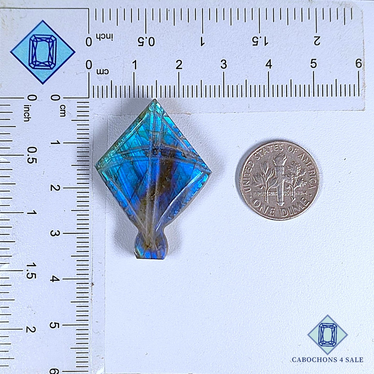 Labradorita azul natural tallada a mano, 35 x 25 x 6 mm, de Madagascar, disponible para la venta.