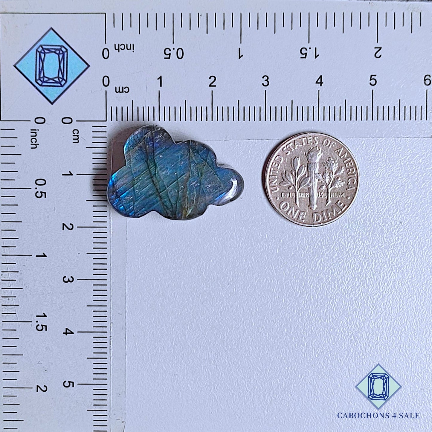 Labradorita natural tallada a mano de Madagascar, 23 x 18 x 7 mm, disponible para la venta.