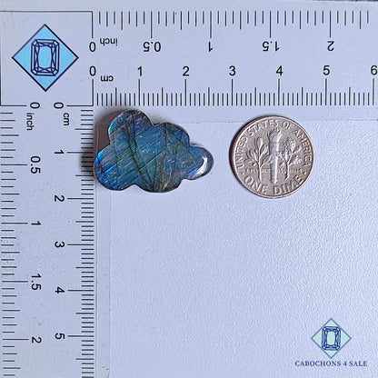 Labradorita natural tallada a mano de Madagascar, 23 x 18 x 7 mm, disponible para la venta.