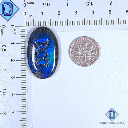 Labradorita natural tallada en forma ovalada (30 x 18 x 5 mm) procedente de Madagascar. Disponible para la venta.