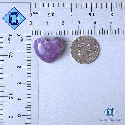 Piedras preciosas de lepidolita natural talladas en forma de corazón (16 x 19 x 7 mm) procedentes de Brasil, disponibles para la venta.
